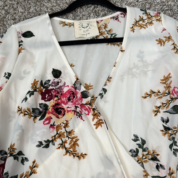 NanaMacs Boho floral top Fantastic fawn top.(white multi) - Picture 1 of 6